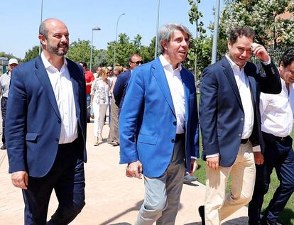 Ángel Garrido, en el centro, durante una visita a Torrejón de Ardoz el pasado sábado.