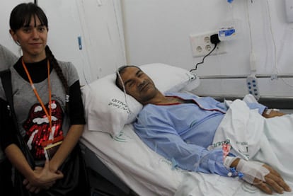 Francisco Moreno, tras donarle un riñón a su nieto de cinco años, junto a la madre del menor, Alexandra Corretge.