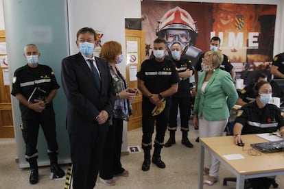 Ximo Puig, junto a la delegada del Gobierno, Gloria Calero, y la consejera de Sanidad, Ana Barceló, en su visita a la Unidad de Vigilancia Epidemiológica del Cuartel Militar Jaume I.