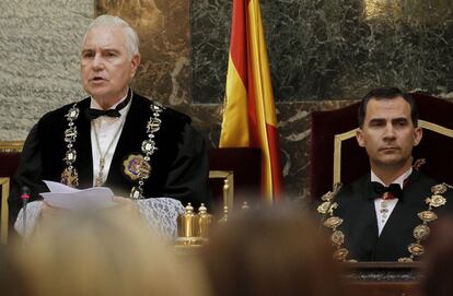 El presidente del Tribunal Supremo y del CGPJ, Carlos Dívar, durante su intervención en el acto institucional conmemorativo del bicentenario del Alto Tribunal, que estuvo presidido por el príncipe de Asturias.