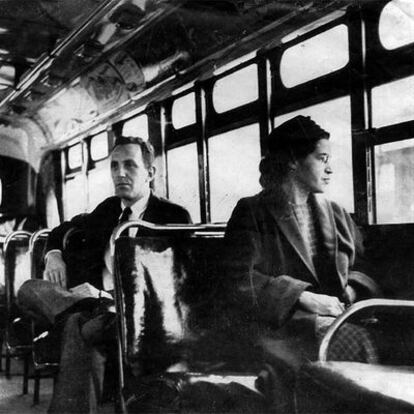 Rosa Parks (1913-2005), fotografiada en un autobús de Montgomery (Alabama).