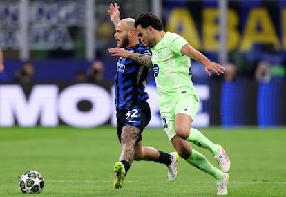 Dimarco y Eric Garcia, en una acción del partido.