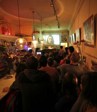 Clientes de El Gallinero, en la calle de San Carlos, asisten a una sesión de cine.