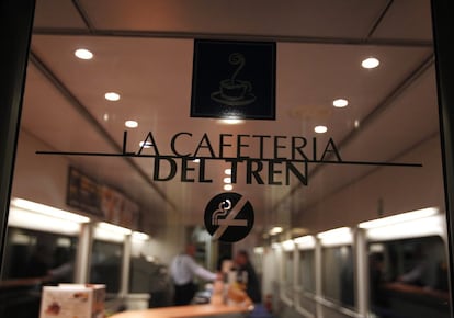 La cafetería del tren vista desde la puerta que la separa del vagón de turista. Está abierta todo el trayecto, salvo de 2 a 6 de la madrugada. Entre semana no registra gran actividad.