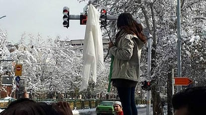 Una mujer muestra un pañuelo blanco en una calle de Teherán (Irán) el pasado enero.