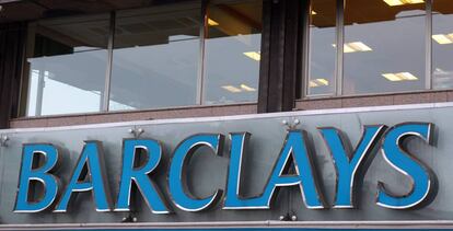 Logo de Barclays en una de las oficinas del banco en la plaza de Colón, Madrid.