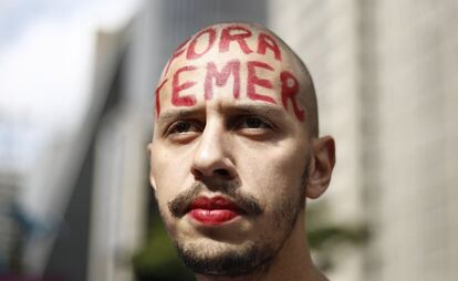 Participantes protestam contra o Governo interino.