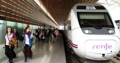 Viajeros procedentes de Barcelona a su llegada a la estaci&oacute;n de Renfe Indalecio Prieto de Bilbao.