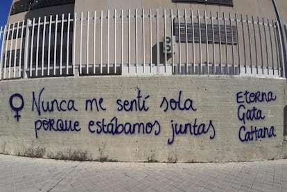 Un grafiti callejero recopilado por la familia de la artista.