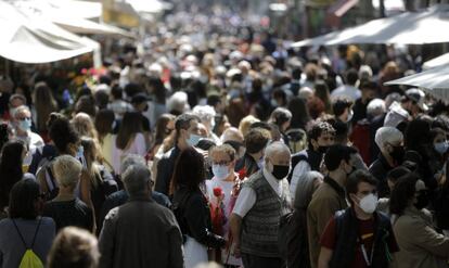 Molta gent passejant per la Rambla, tot i que no hi ha parades de llibres.