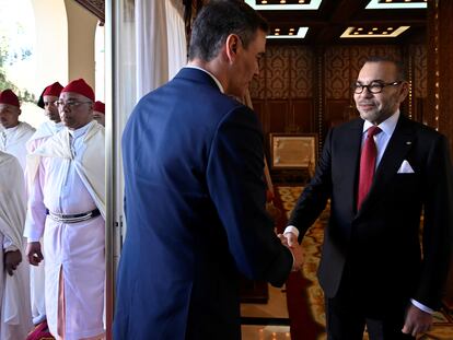 El presidente español, Pedro Sánchez, saluda al rey de Marruecos,  Mohamed VI, a la izquierda, durante su visita a Rabat el pasado 21 de febrero.