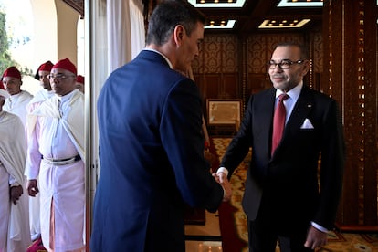 El presidente español, Pedro Sánchez, saluda al rey de Marruecos,  Mohamed VI, a la izquierda, durante su visita a Rabat el pasado 21 de febrero.