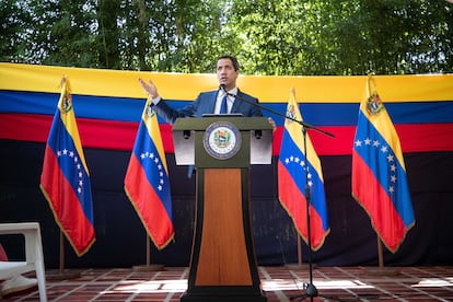 O líder oposicionista venezuelano Juan Guaidó concede entrevista coletiva em Caracas, na terça-feira.