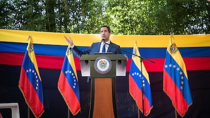 O líder oposicionista venezuelano Juan Guaidó concede entrevista coletiva em Caracas, na terça-feira.