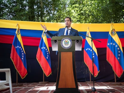 O líder oposicionista venezuelano Juan Guaidó concede entrevista coletiva em Caracas, na terça-feira.