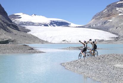Ruta ciclista entre lagos y glaciares en el parque nacional de Banff (Canadá).