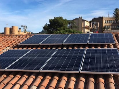 Paneles solares en el tejado de una casa en Sant Just Desvern (Barcelona).