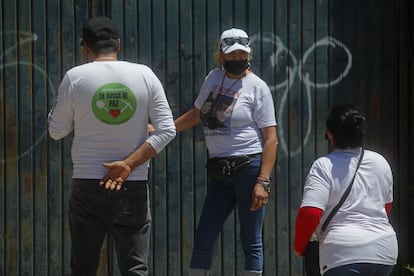 Colectivos de buscadores de personas desaparecidas en el lugar donde se localizó una fosa clandestina en Jalisco, en marzo de 2024.