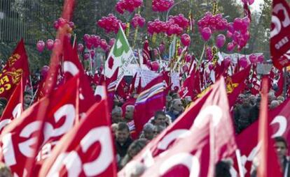 Miles de manifestantes recorren las calles de Roma para pedir un plan contra la destrucción de empleo al Ejecutivo