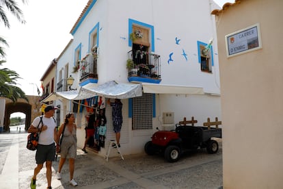 Unos turistas pasean por el Carrer D'Enmig, en la isla de Tabarca.