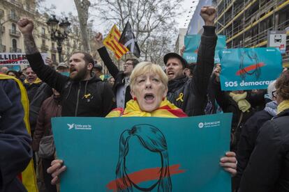 Varias personas participan en la manifestación por el centro de Barcelona para pedir la libertad de los políticos catalanes en prisión, el 25 de marzo de 2018.