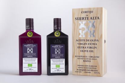  Cortijo de Suerte Alta acaba de sacar al mercado la nueva cosecha de sus aceites más emblemáticos. Coupage Natural proviene de olivos centenarios y es complejo, armónico y equilibrado: la aceituna picudo le da una entrada dulce y aromas a hojas, la picual, un suave amargor y los aromas a tomatera, y la hojiblanca, el picante y los aromas a hierba cortada. El Picual en envero es un monovarietal representativo de Baena (Jaén) que se caracteriza por su amargor y picante. Precio: 39’60 euros.