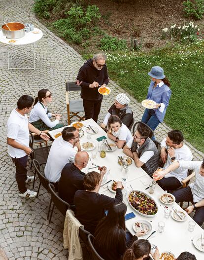 El personal de Casa Maria Luigia compartiendo una comida en el jardín. 