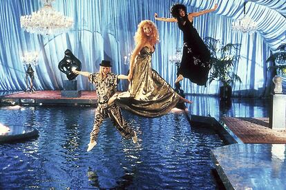 Thyberg dirigirá el remake de ‘Las brujas de Eastwick’, que protagonizaron Cher, Susan Sarandon y Michelle Pfeiffer en 1987.