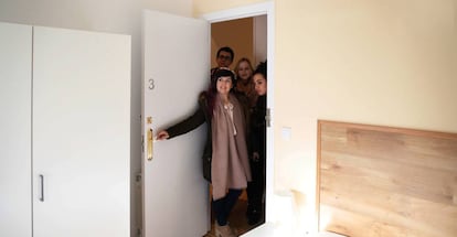 Alba Maldonado, de la empresa HelpAccommodation, enseña un piso en la calle Bailén, Madrid.