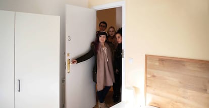 Alba Maldonado, de la empresa HelpAccommodation, ense&ntilde;a un piso en la calle Bail&eacute;n, Madrid. 