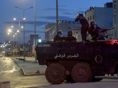 Miembros de la Guardia Nacional  estacionan su vehículo en una calle de la capital de Túnez, durante los disturbios registrados la noche del domingo 17 de enero.