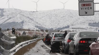 Varios conductores ponen cadenas en sus vehículos en la A-23 a la altura de Viver.