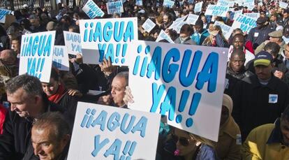 Manifestantes, durante la protesta de Huelva.