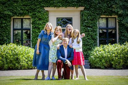 Los Reyes de Holanda, con sus hijas, este verano.