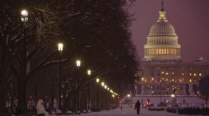 La costa este de Estados Unidos se prepara, durante la madrugada del martes, para la llegada de una tormenta de nieve que afectará al área comprendida entre Washington y Filadelfia y que ya ha obligado a la Organización de las Naciones Unidas a cerrar su célebre sede en Nueva York.