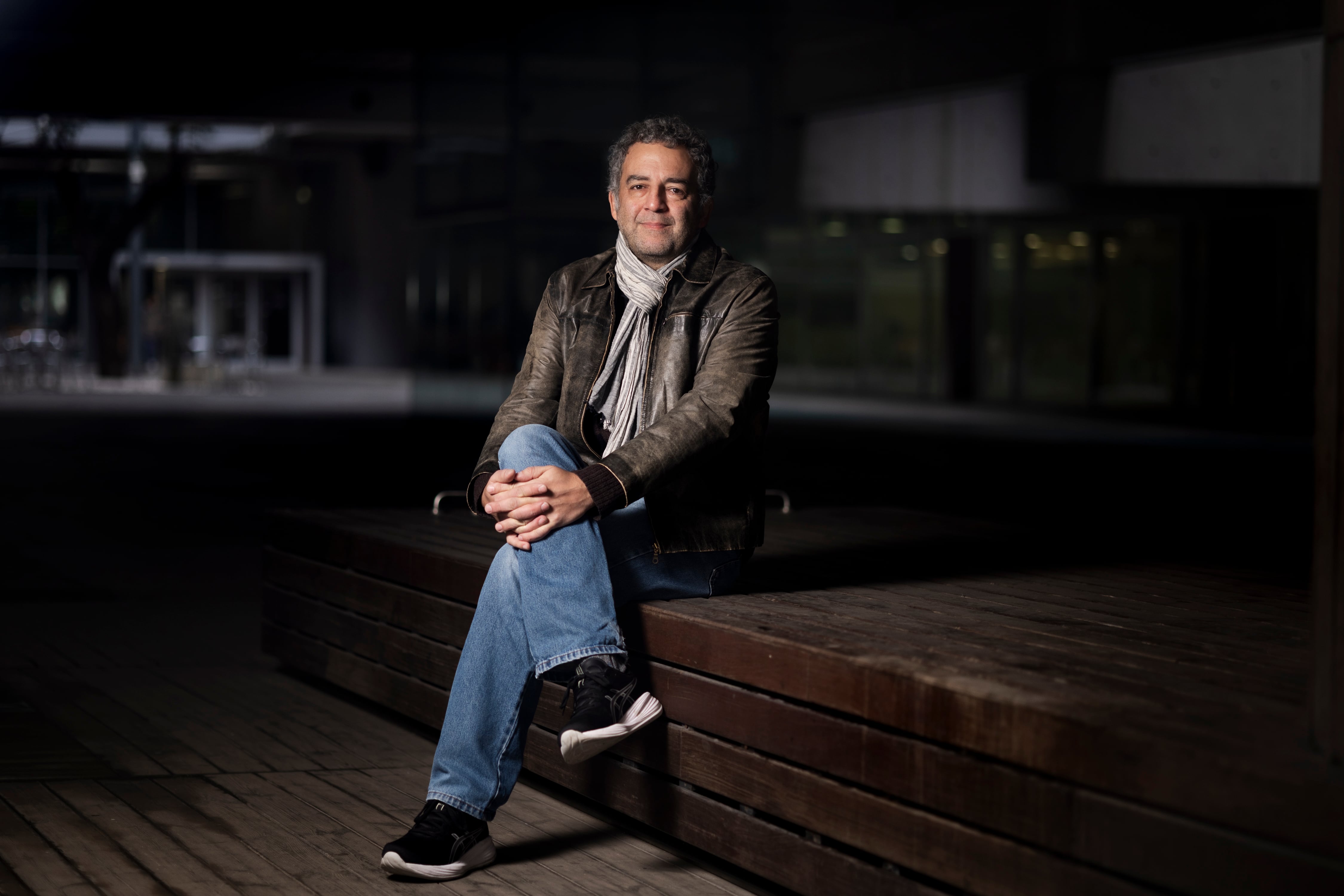 Rodrigo Quian Quiroga, neurocientifico, fotografiado en el patio del Parque de Investigación Biomédica de Barcelona.
