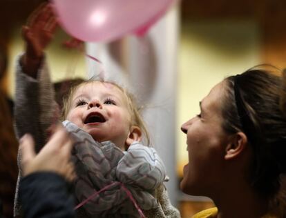 Uma criança brinca com uma bexiga junto com sua mãe em uma festa de famílias homoparentais em Salt Lake City, no estado de Utah (Estados Unidos), em 9 de novembro de 2015.