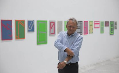 Juan Suárez, ante una de sus series de 1969 con pintura industrial sobre papeles fluorescentes, en el Centro de Arte Contemporáneo de Sevilla.