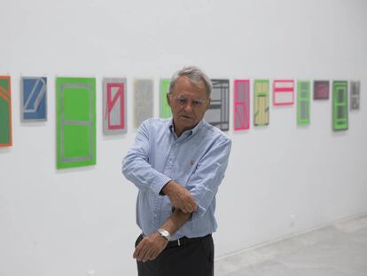 Juan Suárez, ante una de sus series de 1969 con pintura industrial sobre papeles fluorescentes, en el Centro de Arte Contemporáneo de Sevilla.