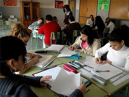 Alumnas del instituto Juan de Garay (Valencia), en un aula de diversificación curricular.
