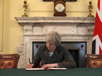 Theresa May firma la carta en la que activa el &#039;Brexit&#039;.