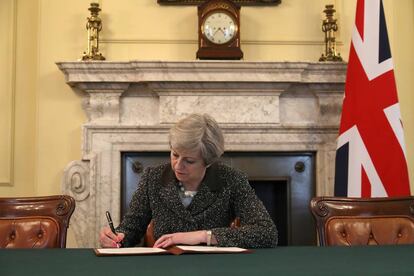 Theresa May firma la carta en la que activa el &#039;Brexit&#039;.