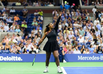 Esta victoria de Serena Williams, con nueva equipación, llega después de un tuit de la leyenda del tenis Billie Jean King en el que ha criticado duramente las declaraciones del Presidente de la Federación francesa. "La persecución a los cuerpos de las mujeres debe terminar. El talento excepcional que Serena Willliams ofrece al juego merece un respeto. Las críticas a lo que ella viste para trabajar son verdaderamente una falta de respeto".