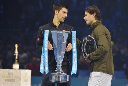 Nadal felicita al serbio en el acto de entrega del trofeo.