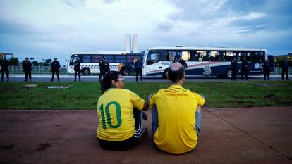 Bolsonaristas antes de ser detenidos en Brasilia, el 11 de enero de 2023.