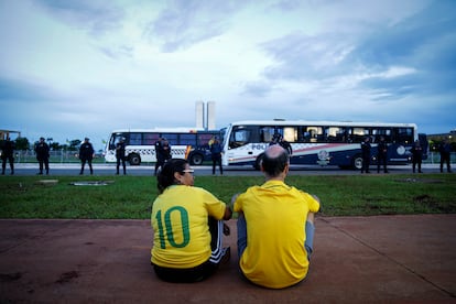 Bolsonaristas antes de ser detenidos en Brasilia, el 11 de enero de 2023.