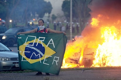 Manifestante durante ato contra a PEC do Teto em Brasília.