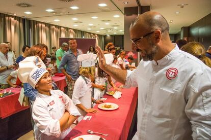 Un culinario experto, encargado de juzgar los alimentos, interactúa con los participantes.