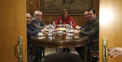 La ministra de Empleo, F&aacute;tima B&aacute;&ntilde;ez, junto a los secretarios generales de CC OO, Ignacio Fern&aacute;ndez Toxo y de UGT, Pepe &Aacute;lvarez (izquierda); y los presidentes de las patronales CEOE, Juan Rosell y Cepyme, Antonio Garamendi. 