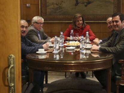 La ministra de Empleo, F&aacute;tima B&aacute;&ntilde;ez, junto a los secretarios generales de CC OO, Ignacio Fern&aacute;ndez Toxo y de UGT, Pepe &Aacute;lvarez (izquierda); y los presidentes de las patronales CEOE, Juan Rosell y Cepyme, Antonio Garamendi. 